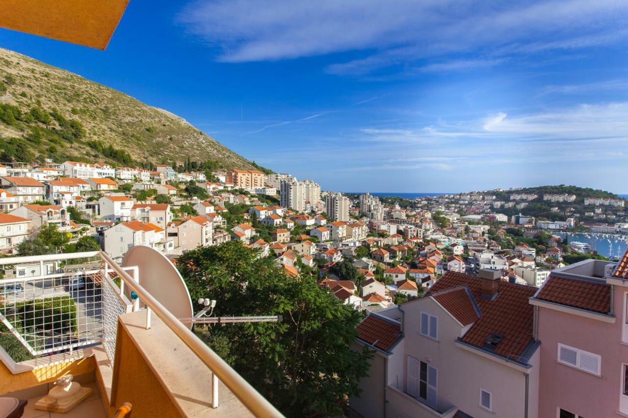 Two Bedroom With A Sea View & A Balcony Apartamento *